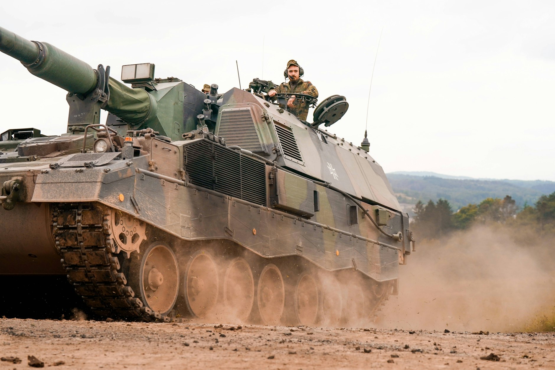 Die Aufrüstung scheint derzeit im öffentlichen Diskurs den Ton anzugeben. Im Bild: eine Panzerhaubitze der Bundeswehr.