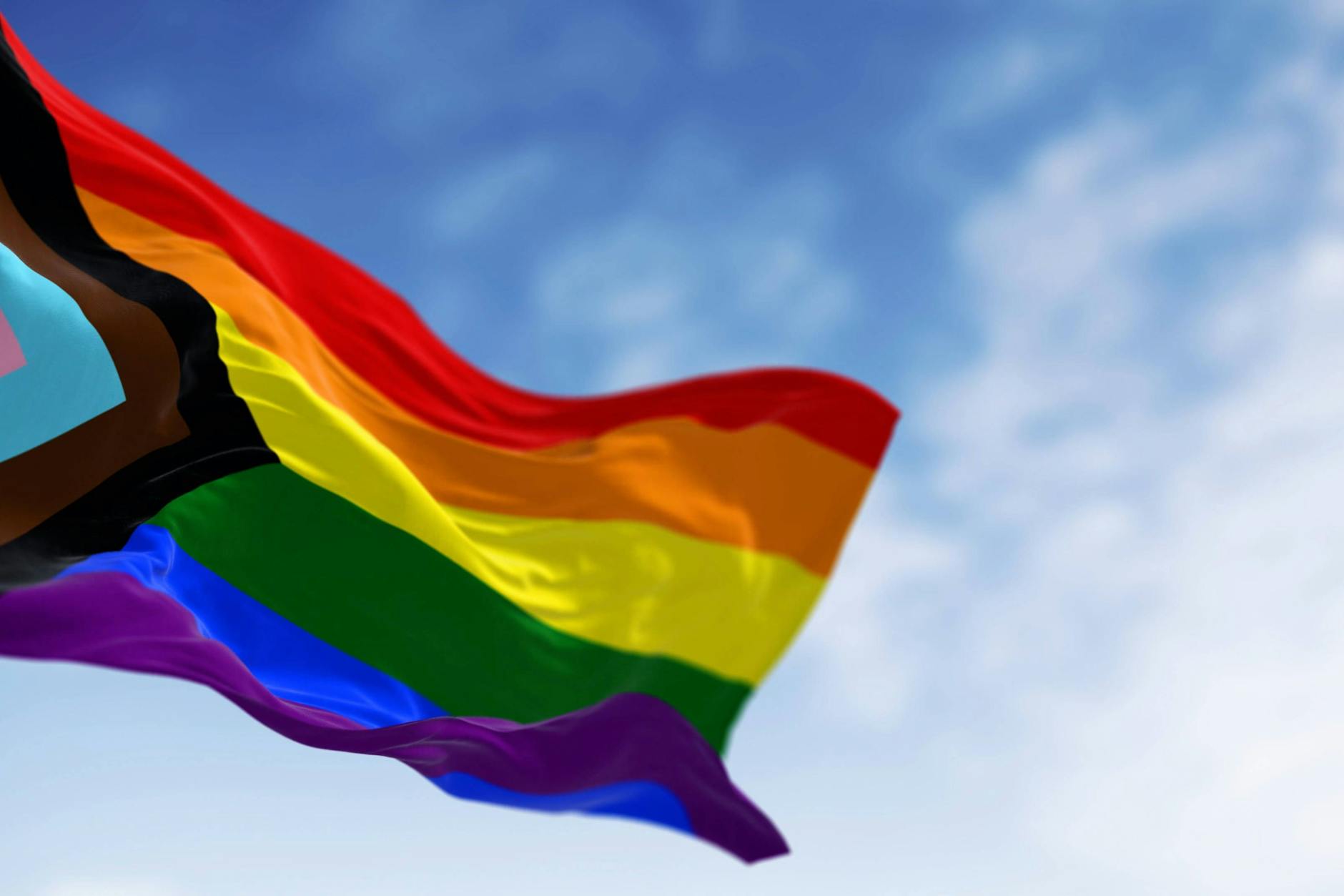 Die „Progress Pride“-Flagge darf an der Treptower Grundschule hängen bleiben. Die Eltern wollen dagegen vorgehen.