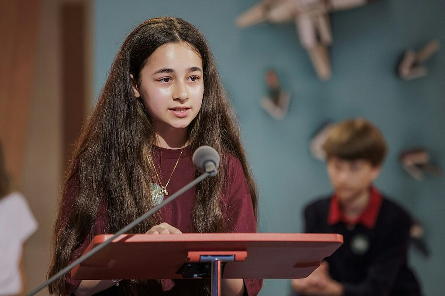 Ayla Uluçam aus Berlin gewinnt den Vorlesewettbewerb 2024/25!
Das Bundesfinale 2025 ist entschieden: Ayla Uluçam (12) vom Eckener-Gymnasium in Berlin überzeugte bei der großen Endausscheidung mit einem beeindruckend gelesenen Auszug aus dem Buch „Game of Noctis - Spiel um dein Leben “ von Deva Fagan (Carlsen Verlag).