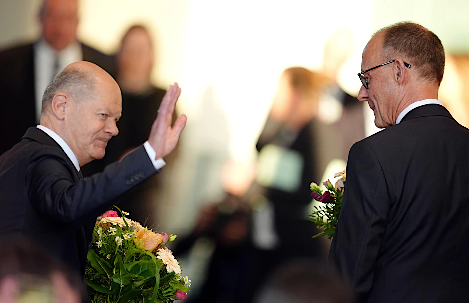 Olaf Scholz (l, SPD), ehemaliger Bundeskanzler, und der neu gewählte Bundeskanzler Friedrich Merz (CDU) während der Amtsübergabe im Bundeskanzleramt.