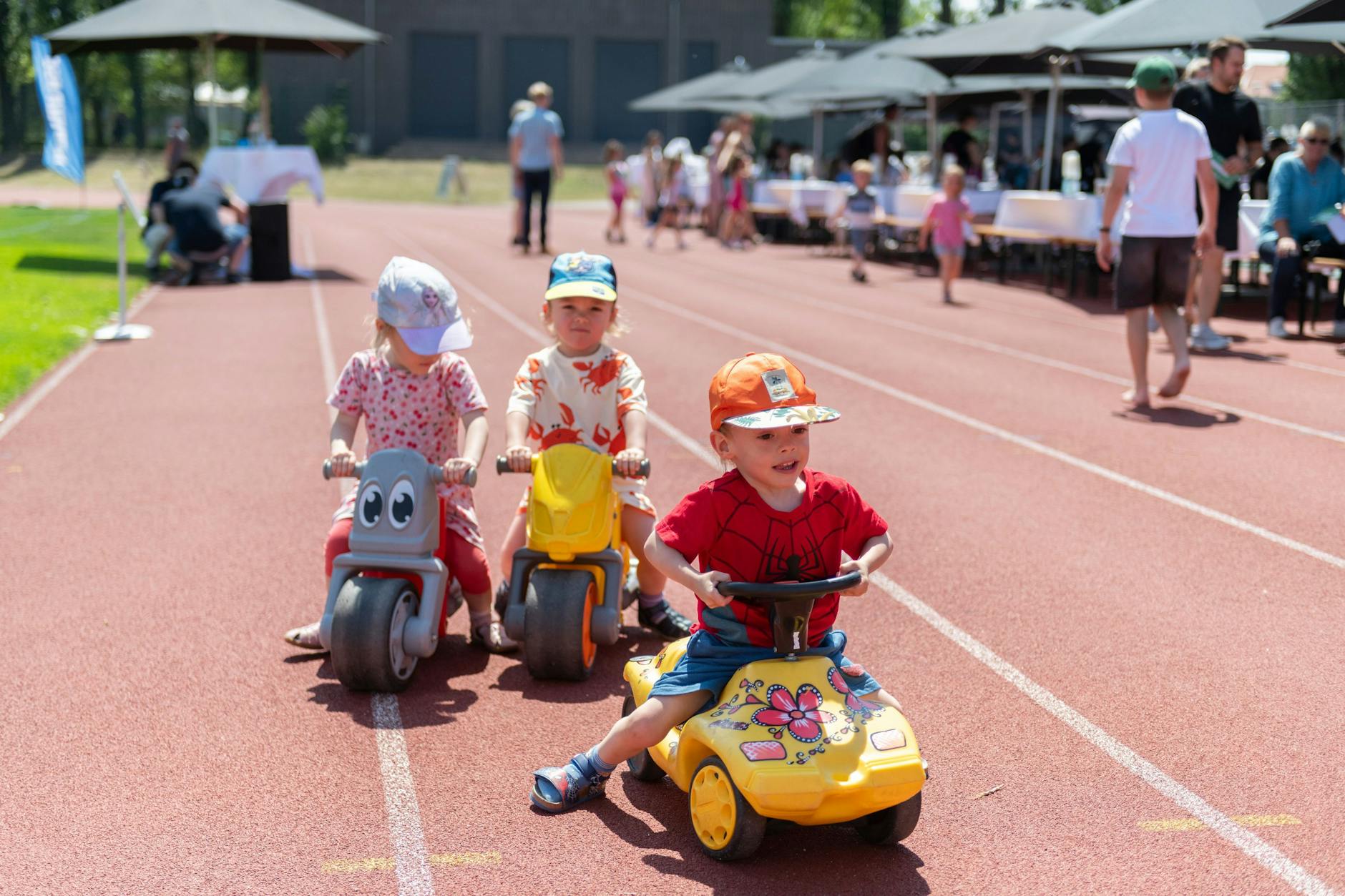 Mavi, Bodhi und Theo (3 Jahre alt) beim Sommerfest der Patenkinder