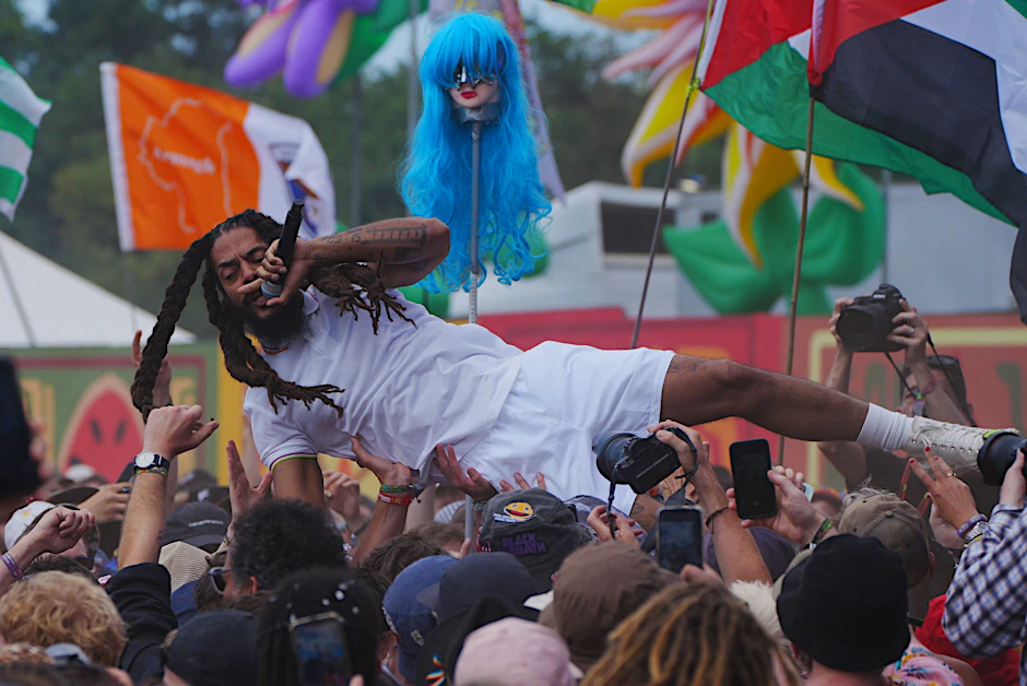Bob Vylan am 28. Juni auf der West Holts Stage während des Glastonbury Festivals 2025