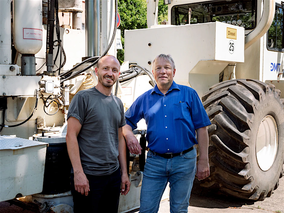 Geowissenschaftler Jens Zimmermann (l.) und Christof Sick vor dem Vibro-Truck in Lichtenberg
