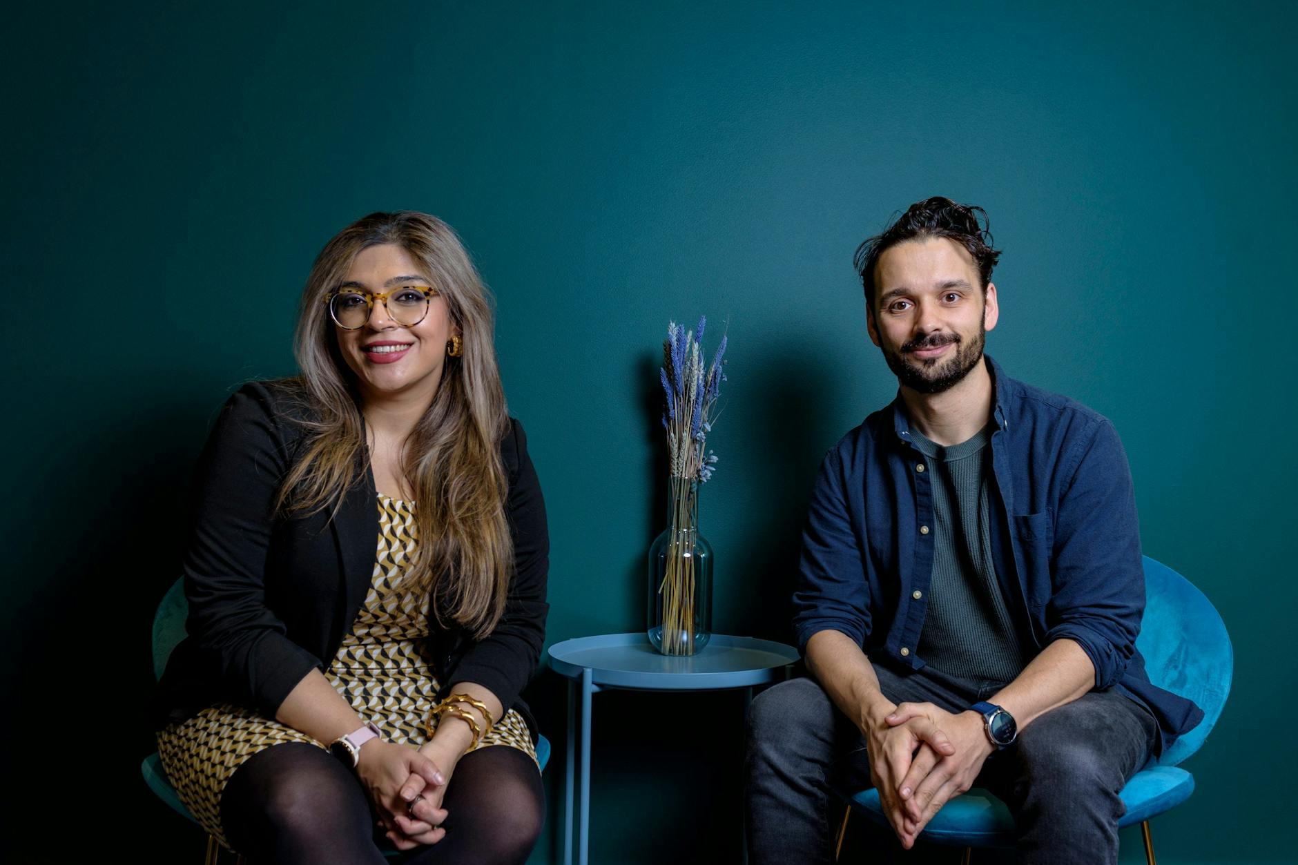 „Aus ewig wird endlich“: Fajer Mushtaq (l.) und Silvan Staufert haben das Start-up Oxyle in der Schweiz gegründet und machen PFAS-Chemikalien unschädlich.