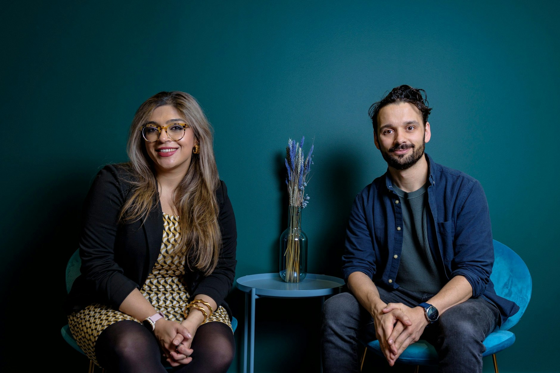 „Aus ewig wird endlich“: Fajer Mushtaq (l.) und Silvan Staufert haben das Start-up Oxyle in der Schweiz gegründet und machen PFAS-Chemikalien unschädlich.