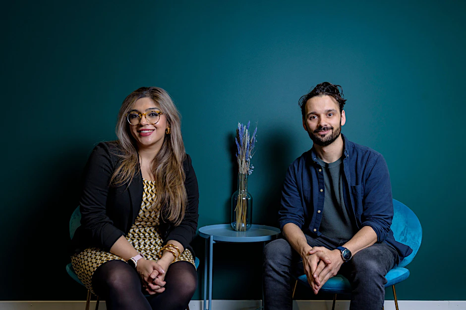 „Aus ewig wird endlich“: Fajer Mushtaq (l.) und Silvan Staufert haben das Start-up Oxyle in der Schweiz gegründet und machen PFAS-Chemikalien unschädlich.