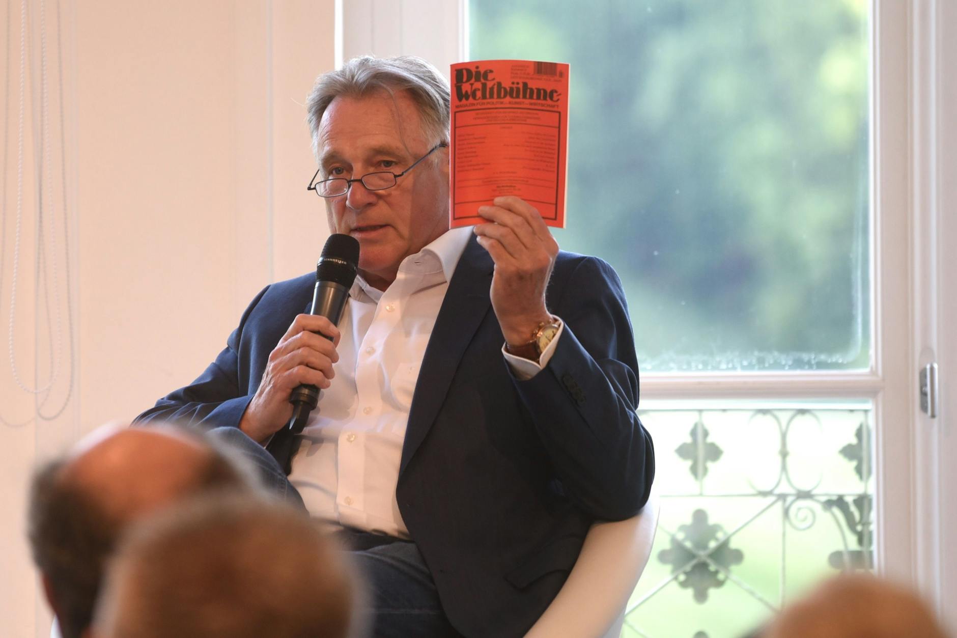 Bernd Hilder stellt auf Schloss Ettersburg Die Weltbühne vor.