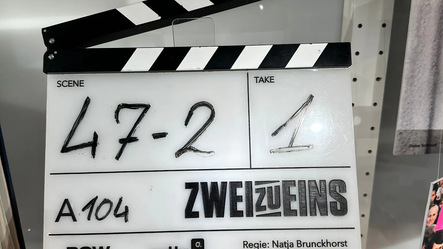 Die Filmklappe vom Film Zwei zu Eins beleuchtet im DDR Museum Berlin ein besonderes Kapitel der Währungsunion.