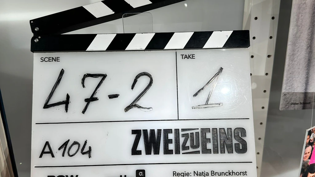 Die Filmklappe vom Film Zwei zu Eins beleuchtet im DDR Museum Berlin ein besonderes Kapitel der Währungsunion.