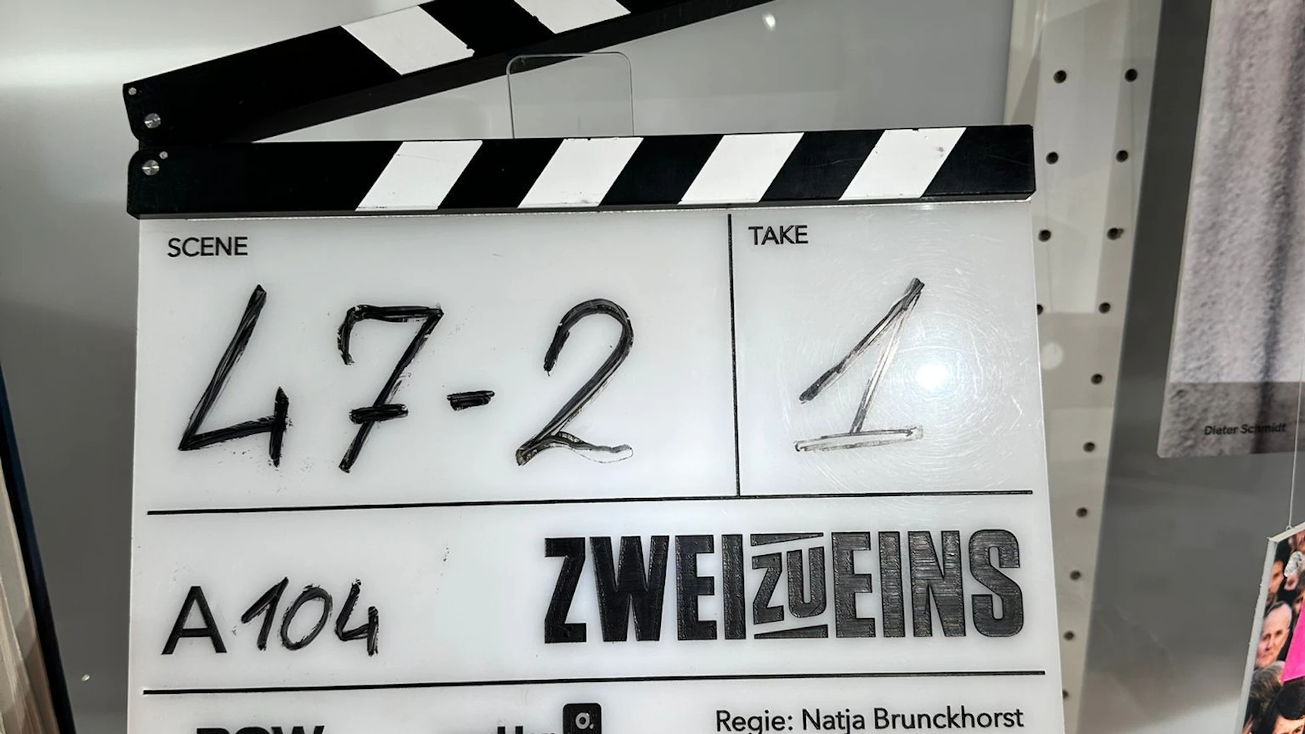 Die Filmklappe vom Film Zwei zu Eins beleuchtet im DDR Museum Berlin ein besonderes Kapitel der Währungsunion.