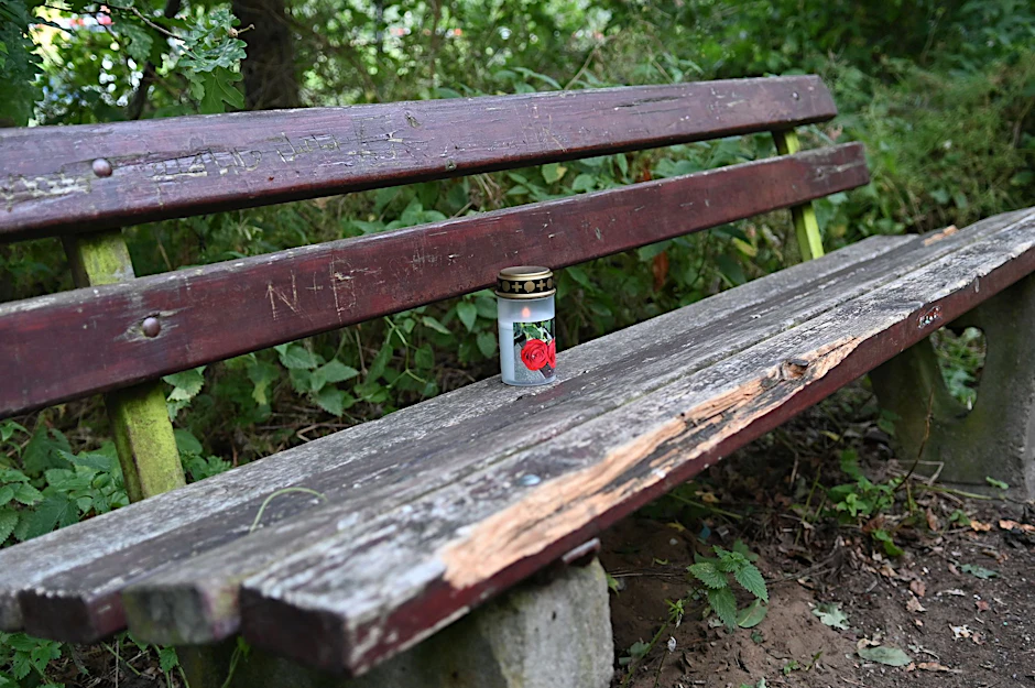 An einem Waldweg in Dorsten wurden eine tote Frau und ein totes Mädchen gefunden.