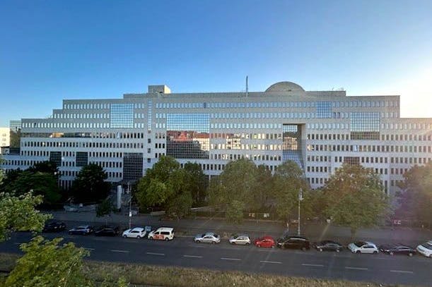 Das bis zu zehnstöckige Kreuzberger Bürogebäude zwischen Südstern und Hermannplatz wird ab August zur Unterkunft für mindestens 750 Geflüchtete umgebaut.