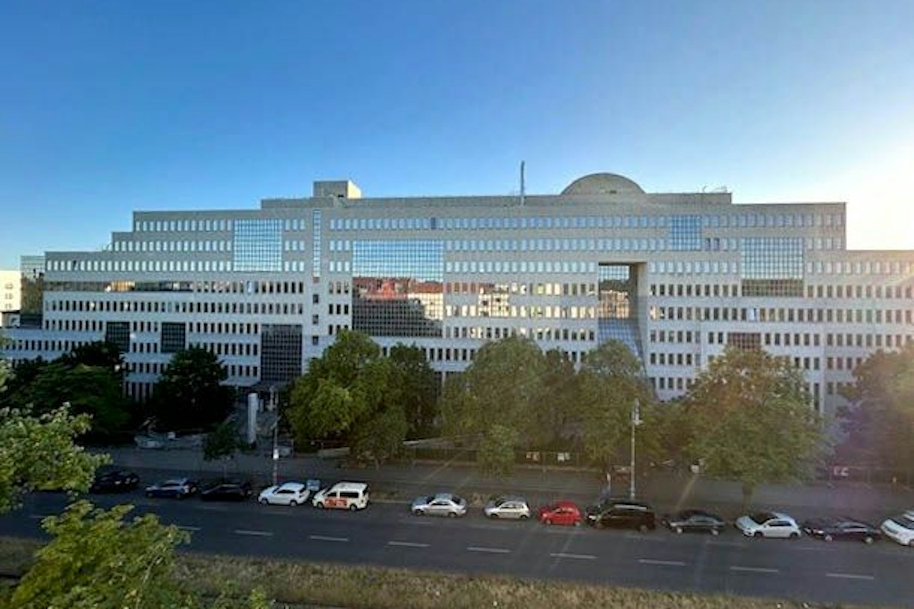 Das bis zu zehnstöckige Kreuzberger Bürogebäude zwischen Südstern und Hermannplatz wird ab August zur Unterkunft für mindestens 750 Geflüchtete umgebaut.