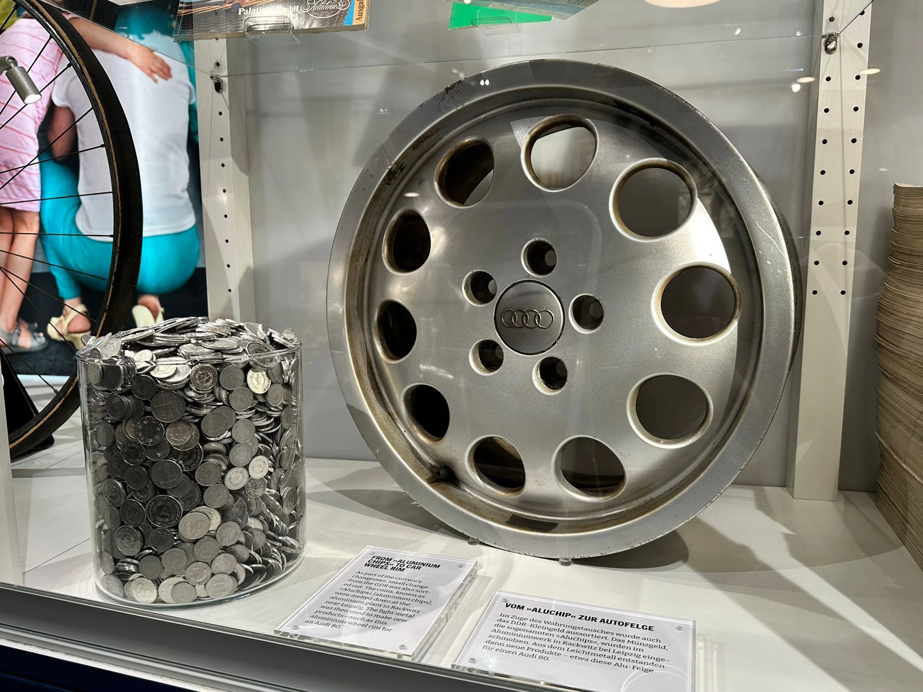 Die berühmten Aluchips aus der DDR wurden nach der Währungsunion eingeschmolzen, unter anderem zu solchen Alufelgen verarbeitet. Das DDR Museum Berlin zeigt Geschichten wie diese aktuell in einer neuen Sonderausstellung.