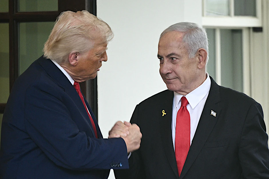 US-Präsident Donald Trump schüttelt die Hand von Israels Ministerpräsidenten Benjamin Netanjahu im April 2025 bei einem Besuch Netanjahus in Washington.