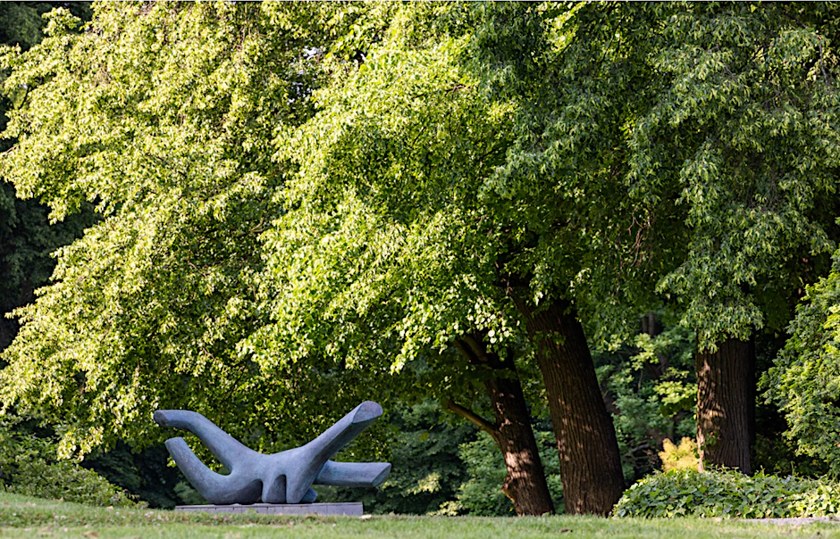 „Urgeäst“, 1950, Bronze, eine ideale Entsprechung zu den um 1835 gepflanzten Bäumen