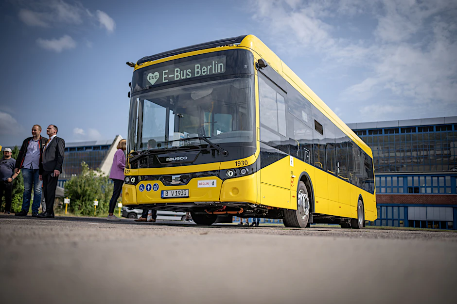 Ein Elektrobus der BVG: Das Landesunternehmen baut seine E-Flotte aus. 2027 sollen zwei Betriebshöfe, die darauf spezialisiert sind, ans Netz gehen.