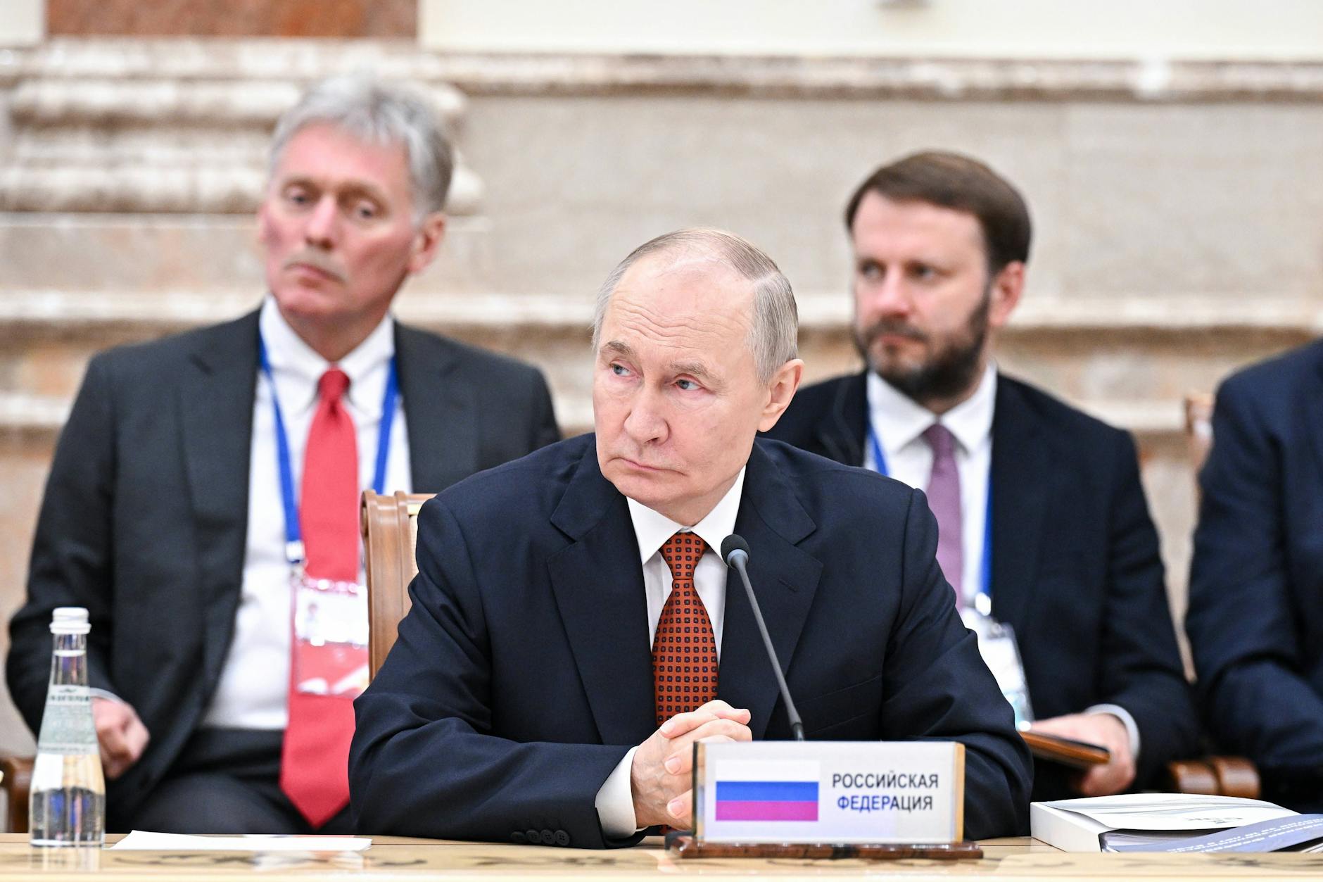 In Moskau sorgen Medienberichte über einen Stopp von US-Waffenhilfen für Erleichterung.