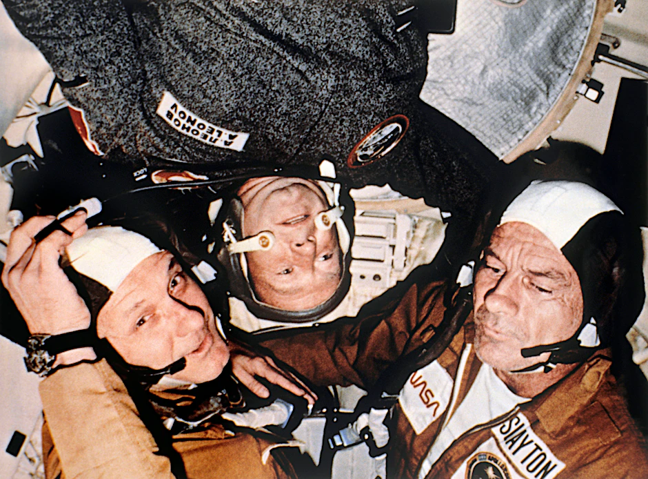 Kosmonaut Alexei Leonow (M.) mit den Astronauten Thomas Stafford und Donald Deke Slayton