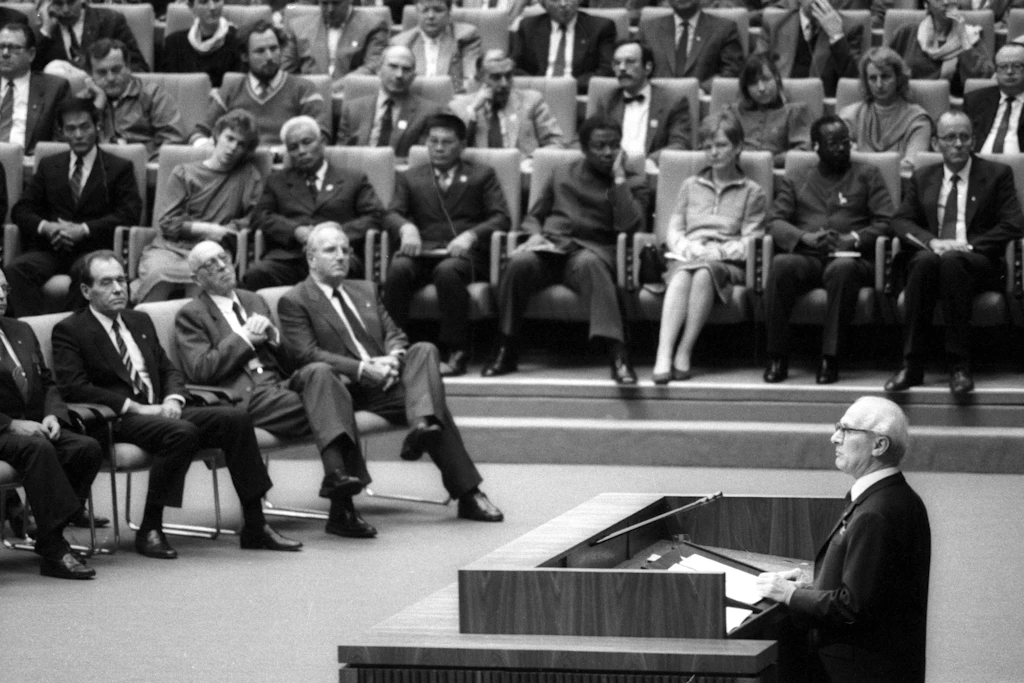 Gegen Ende der DDR war die Vision aufgebraucht und die Staatliche Filmdokumentation wurde eingestellt. Im Bild: Honecker im Palast der Republik