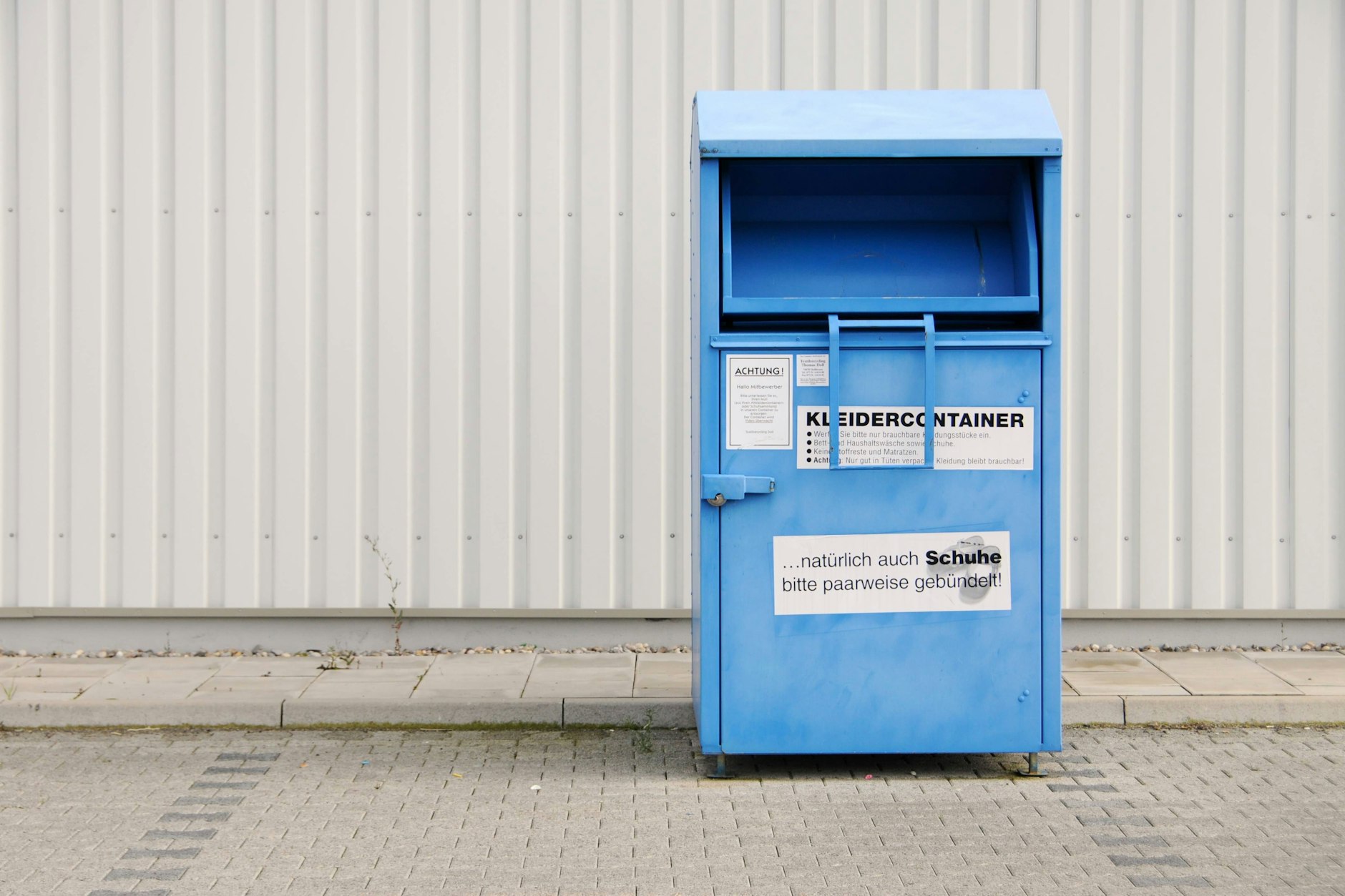 Kleidercontainer sollen ausrangierter Kleidung eine neue Verwendung ermöglichen – doch immer häufiger werden sie abgefackelt.