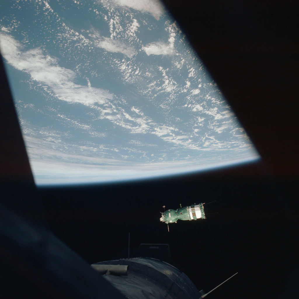 Die Sojus 19 aus einem Fenster der Apollo 18 aus gesehen, am 18. Juli 1975