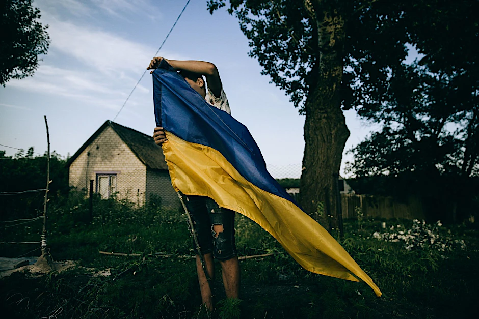 Ein Kind errichtet einen ukrainischen „Checkpoint“ im Dorf Zelene in der Region Charkiw.