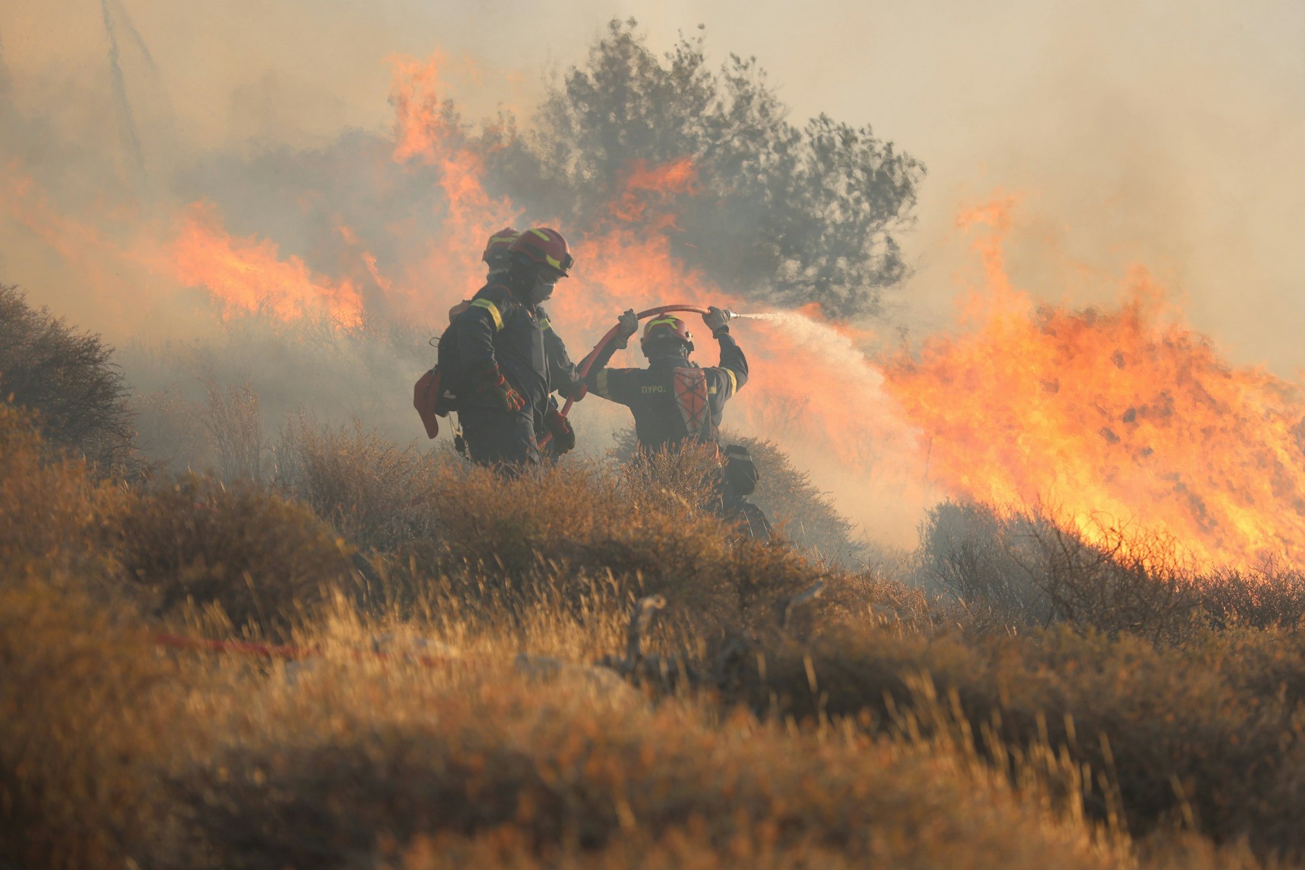 Griechische Feuerwehrleute kämpfen gegen die hartnäckigen Brände auf Kreta an.