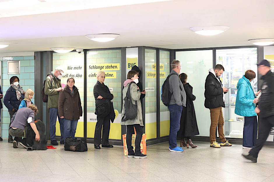 Warteschlange vor dem BVG-Kundencenter im U-Bahnhof Alexanderplatz