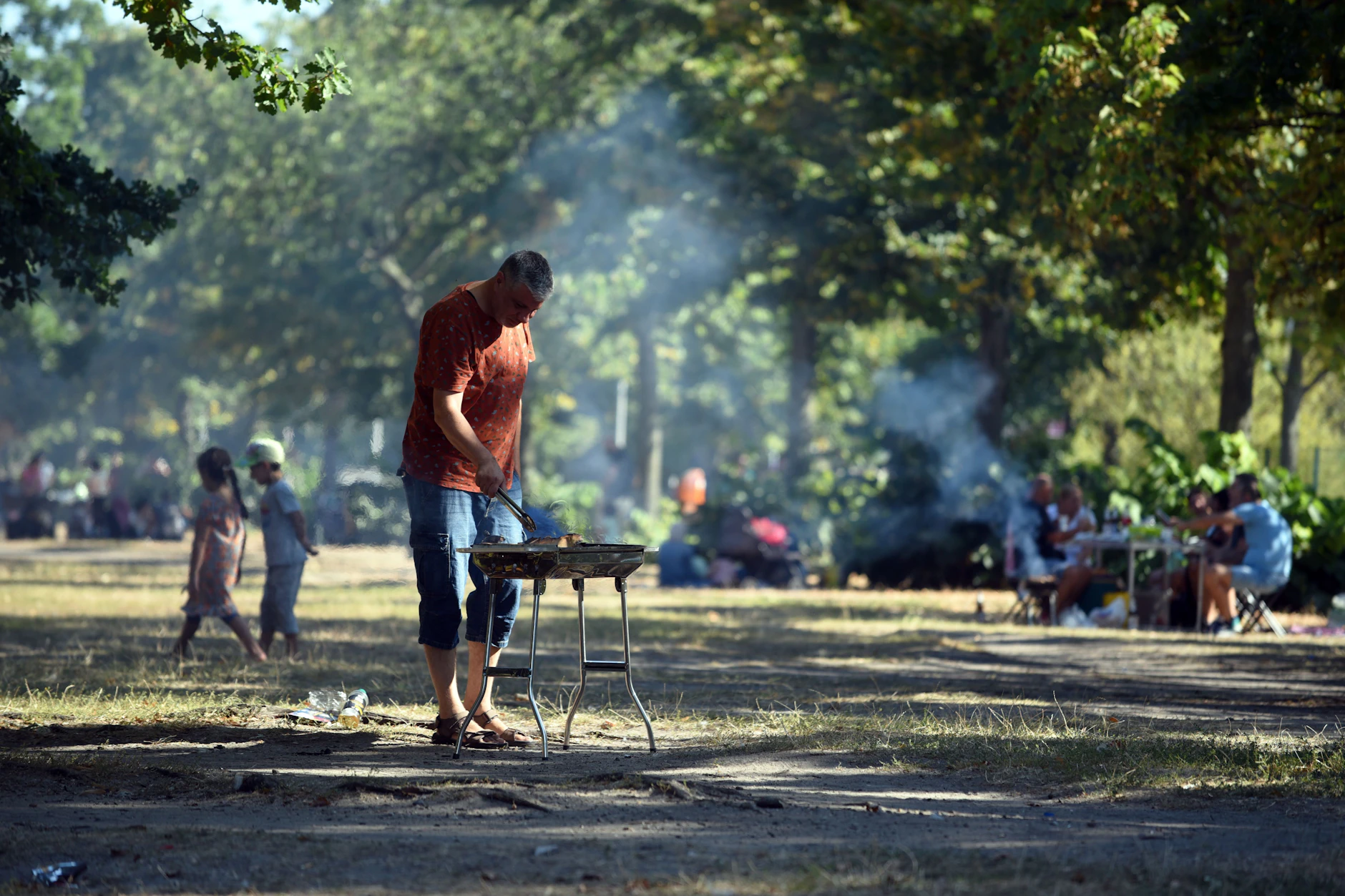 Viele gehen zum Grillen gern in einen der Parks in Berlin, wie hier im Görlitzer Park.