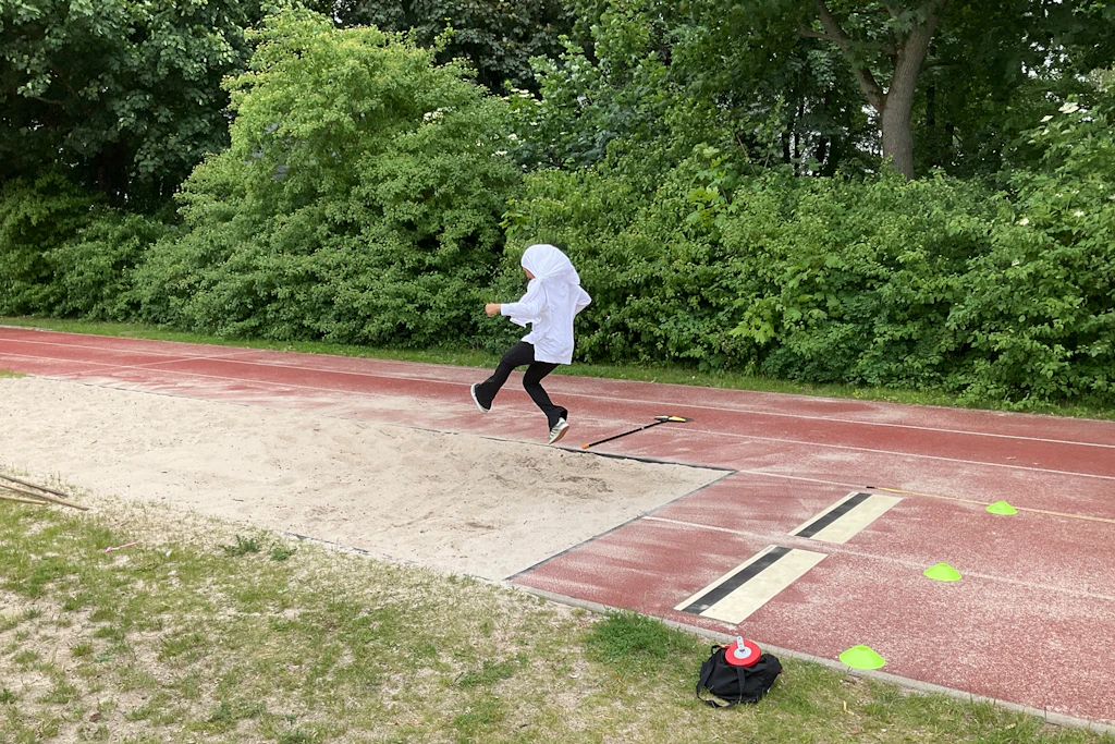 Eine Schülerin beim Weitsprung