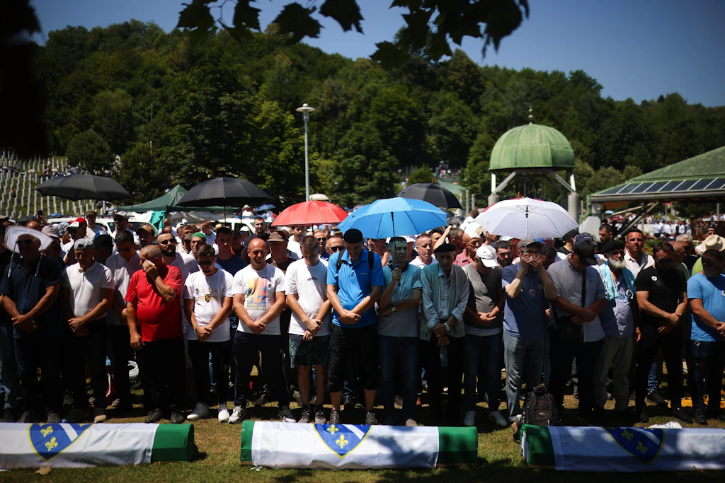 Beerdigung neu identifizierter Opfer des Massakers von Srebrenica auf dem Friedhof in Potocari während des 29. Jahrestages des Massakers