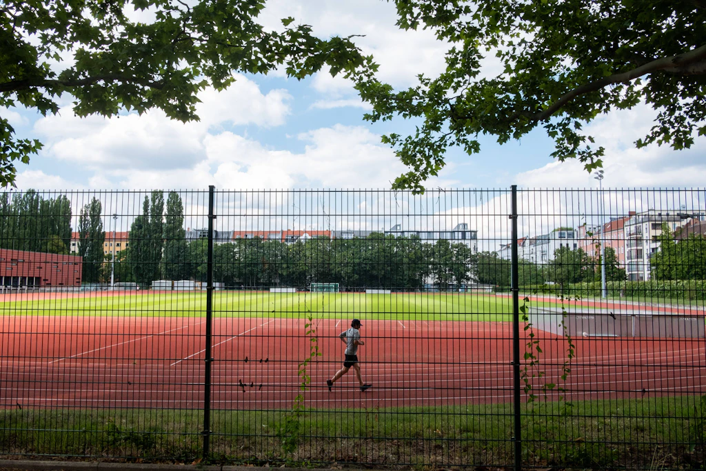 Viele Schulen haben weder einen eigenen Sportplatz noch zuverlässigen Zugang zu einem.