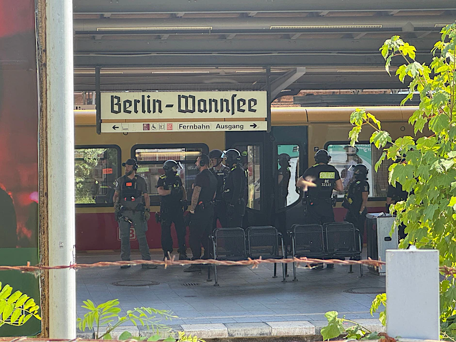 Polizisten stehen am Freitag vor einer S-Bahn. 