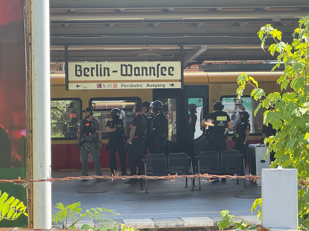 Am S-Bahnhof Wannsee: Polizeieinsatz auf Bahnsteig wegen Waffe
