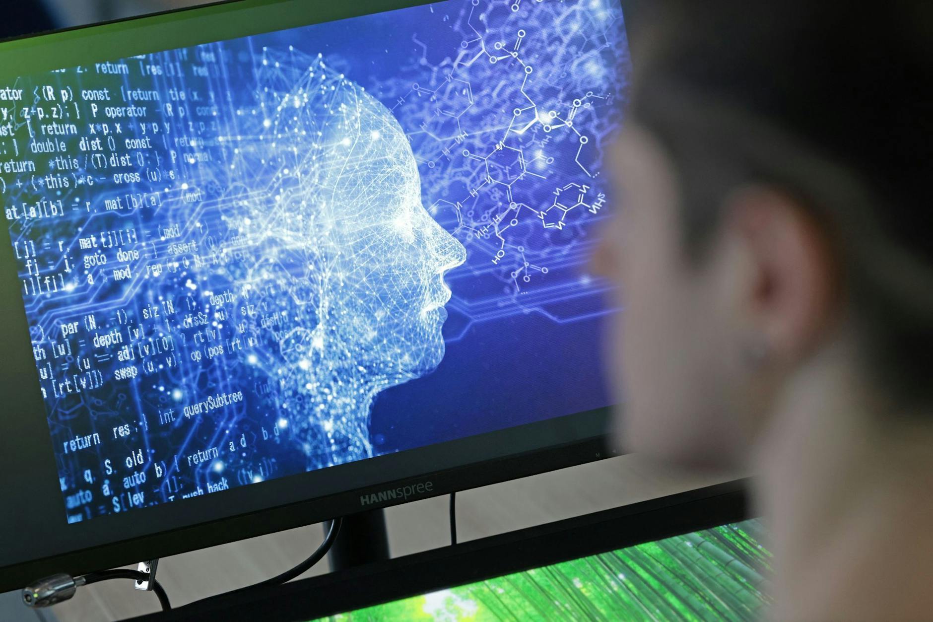 Ein Mann sitzt vor einem Computer.