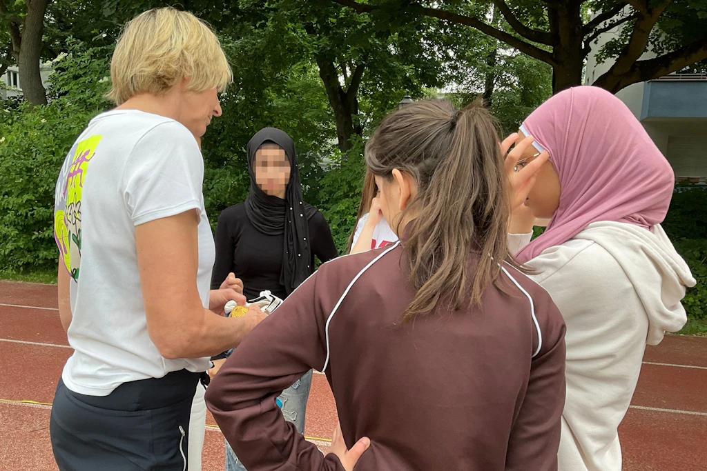 Heike Drechsler gibt den Schülerinnen Anweisungen.