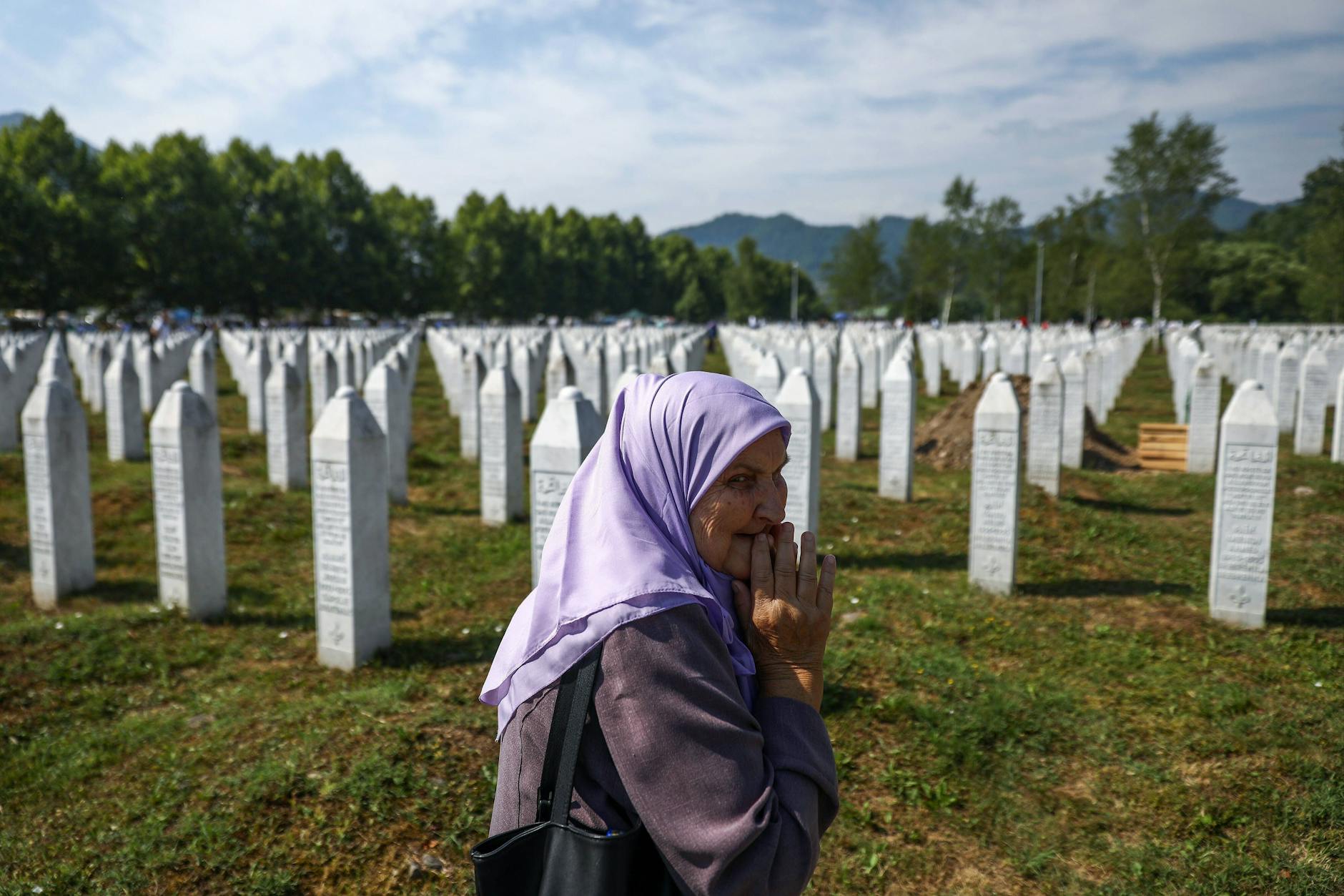 Gräber an der Völkermord-Gedenkstätte in Potocari bei Srebrenica