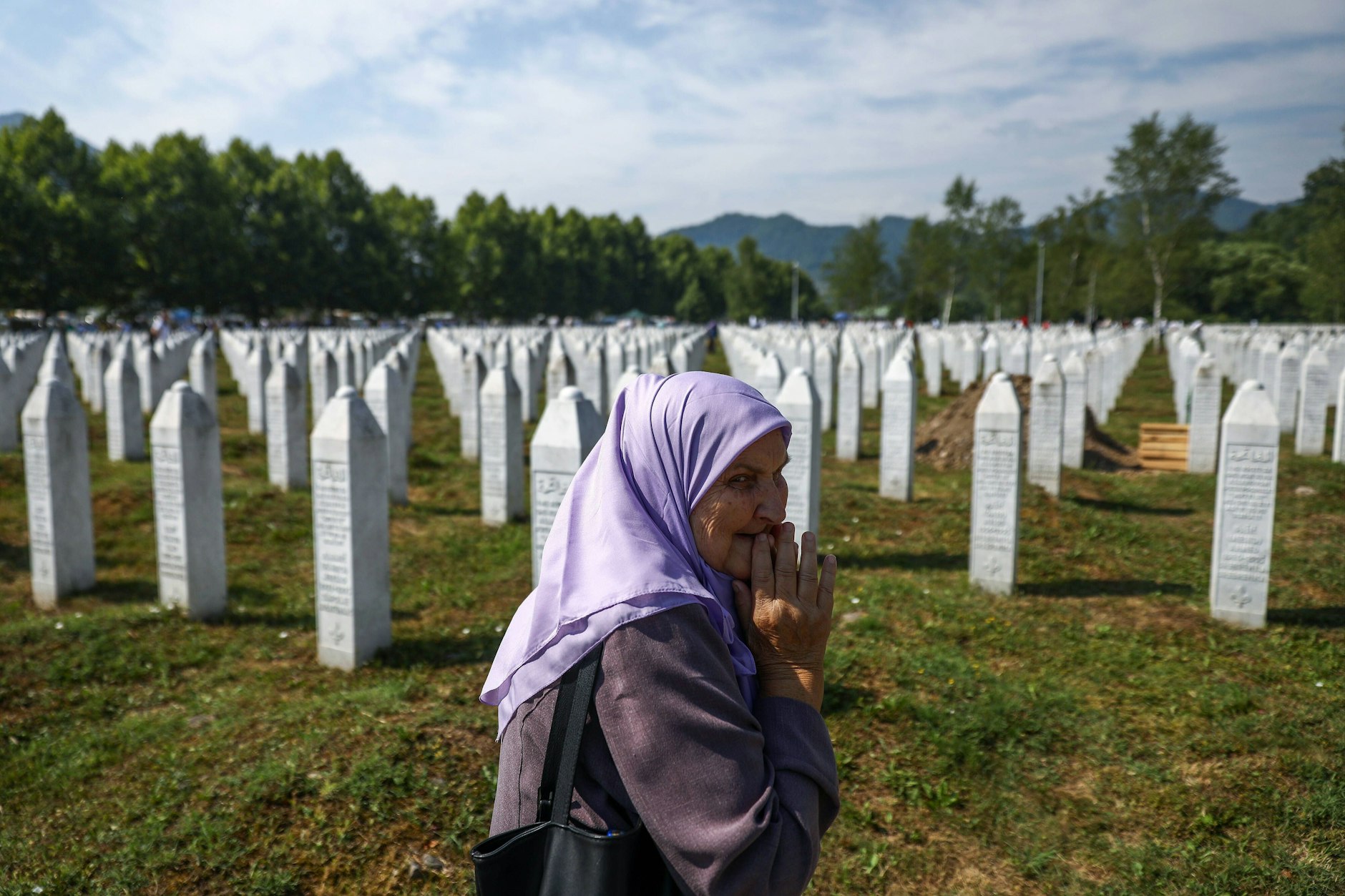 Gräber an der Völkermord-Gedenkstätte in Potocari bei Srebrenica