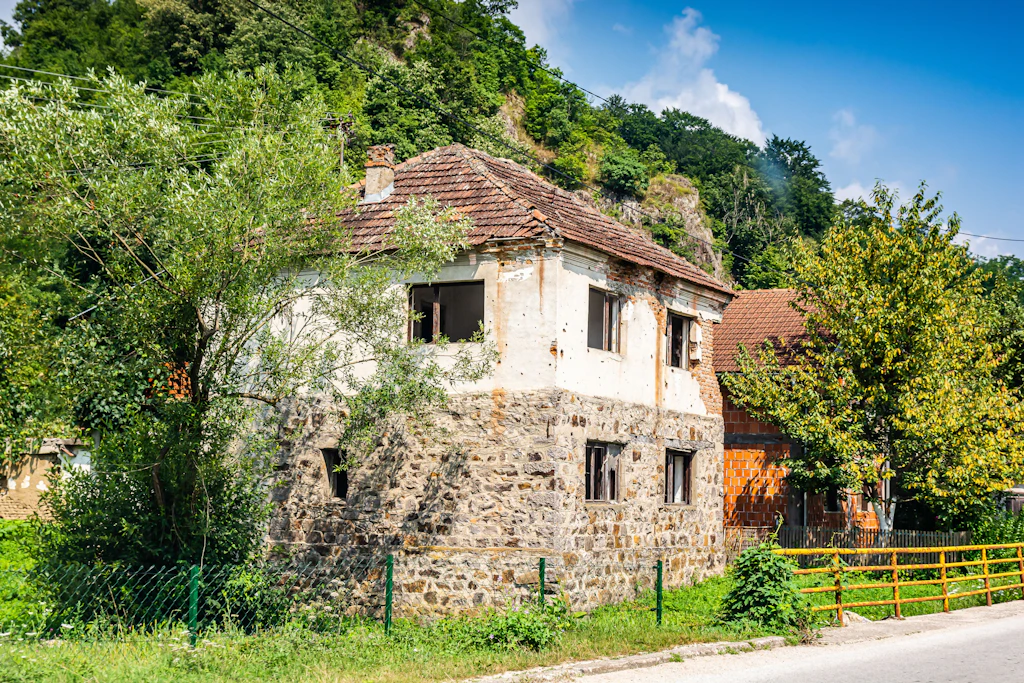 Ein leerstehendes Haus in Srebrenica