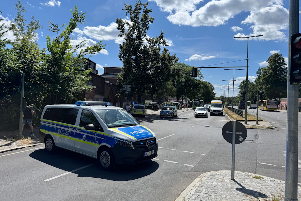 Fahrzeuge der Berliner Polizei stehen vor dem S-Bahnhof Wannsee. 