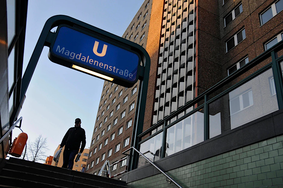 Seit 95 Jahren heißt diese U-Bahn-Station in Lichtenberg Magdalenenstraße, bald soll sie Campus der Demokratie heißen.
