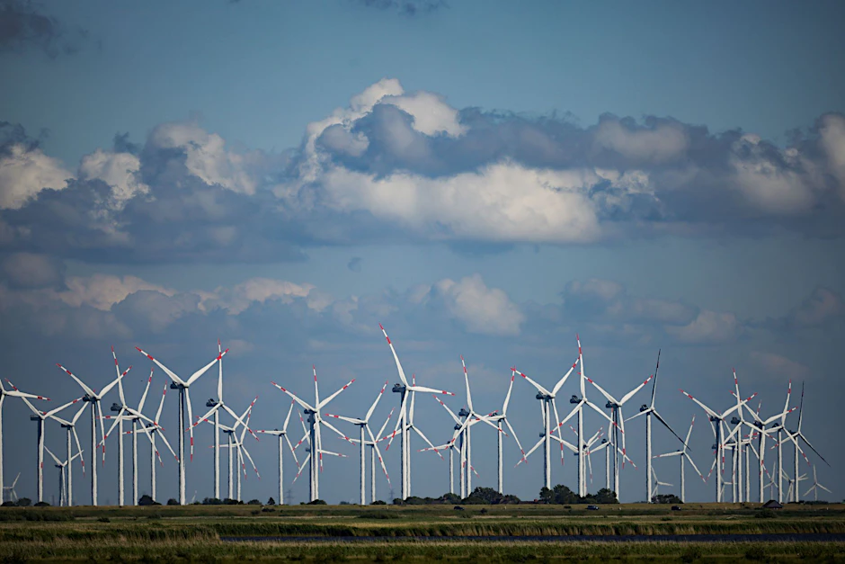 Wo sollen nur all die Windräder hin? An Autobahnen, auf Felder oder in Wälder?