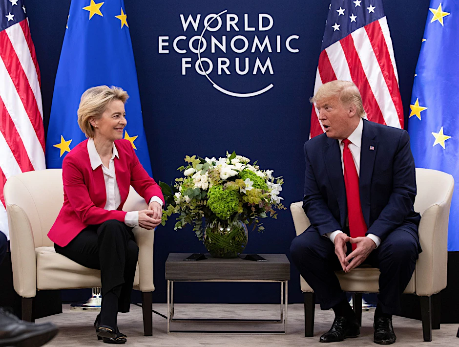 Ursula von der Leyen (l.), Präsidentin der Europäischen Kommission, trifft Donald Trump, den Präsidenten der USA, auf dem Weltwirtschaftsforum (WEF).