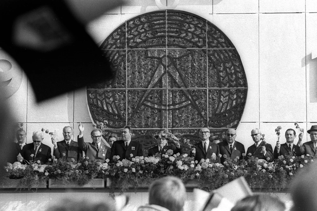 Feierlichkeiten anlässlich des 20. Jahrestages der DDR im Jahr 1969 mit u.a. Honecker, Ulbricht, Breschnew. Kowalczuk bezeichnet sich selbst durch seine Erfahrungen in der DDR als diktaturgeschädigt.