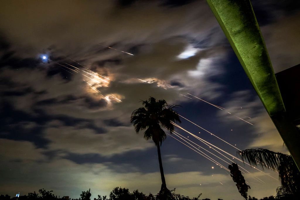 Iranische Raketen und Abfangraketen des israelischen „Iron Dome“ sind am Himmel über Tel Aviv zu sehen.