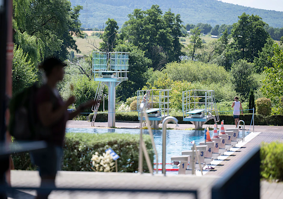 In einem hessischen Schwimmbad sollen Mädchen von mehreren Männern sexuell belästigt worden sein.