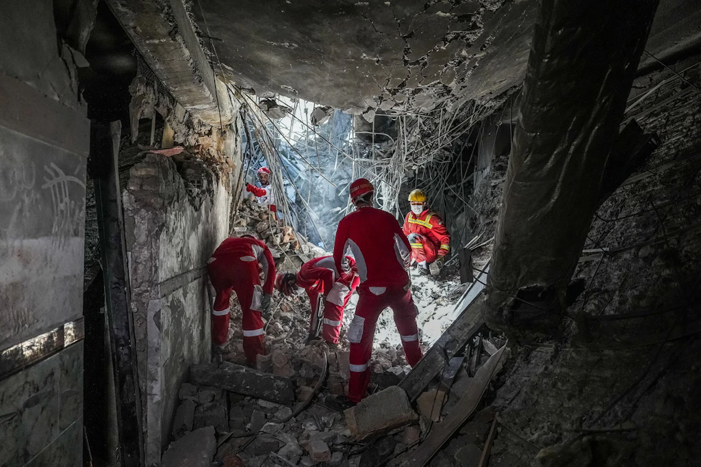 Rettungskräfte suchen nach Überlebenden nach dem Angriff Israels auf das Evin-Gefängnis in Teheran.