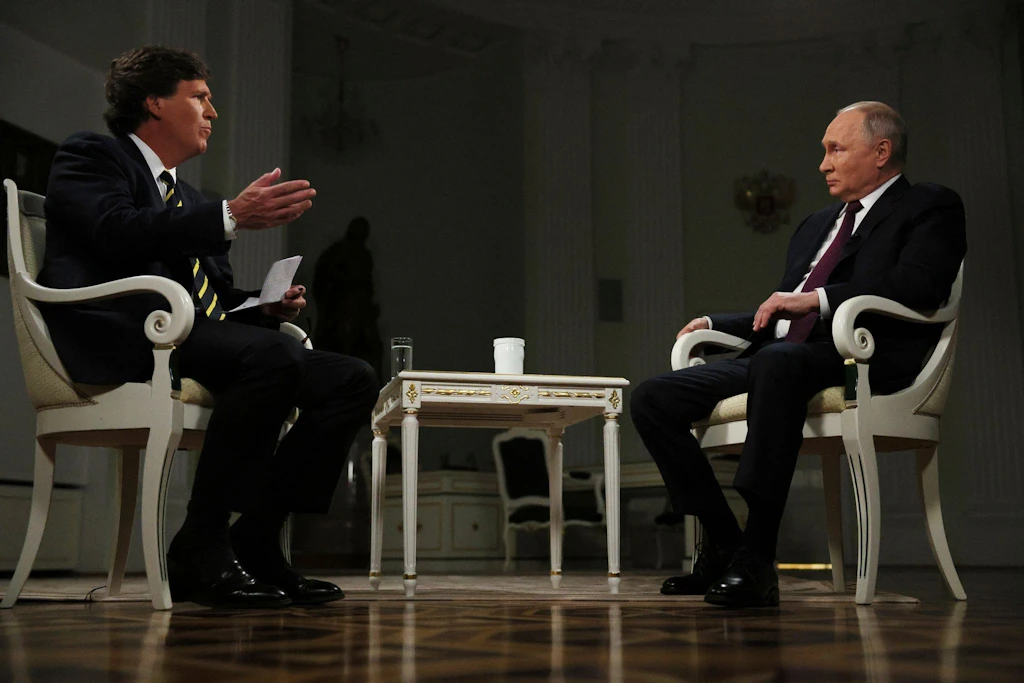 Das 127 Minuten lange Interview mit Wladimir Putin erschien auf Tucker Carlsons Website und der Plattform X.