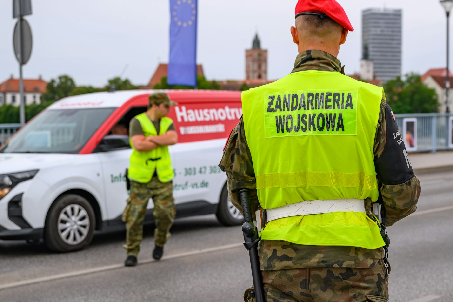  Polen, Slubice: Ein polnischer Militärpolizist steht am Grenzübergang Stadtbrücke zwischen Frankfurt (Oder) in Brandenburg und dem polnischen Slubice.